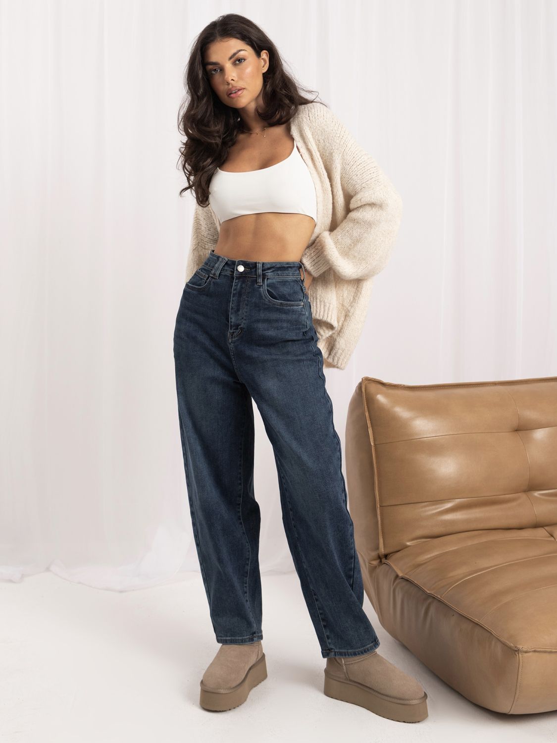 Ciemnoniebieskie jeansy balloon fit z wysokim stanem
