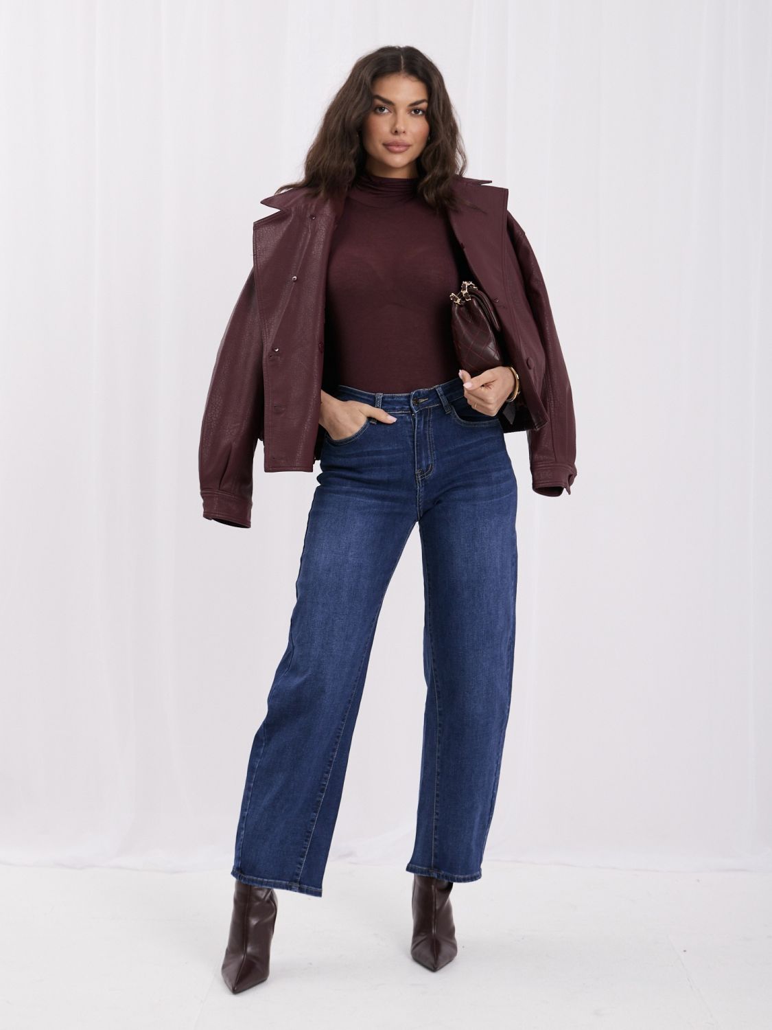 Ciemnoniebieskie mom jeans z wysokim stanem