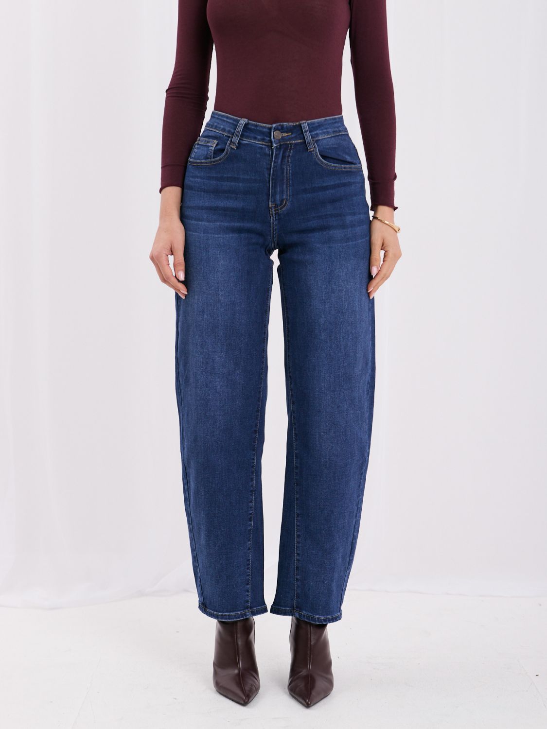 Ciemnoniebieskie mom jeans z wysokim stanem