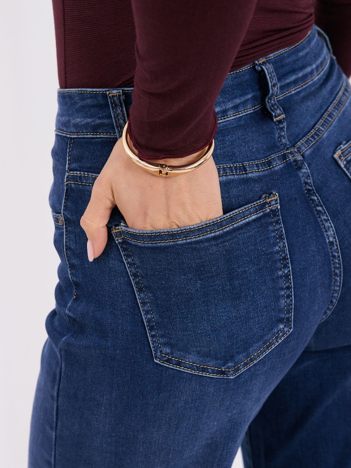 Ciemnoniebieskie mom jeans z wysokim stanem