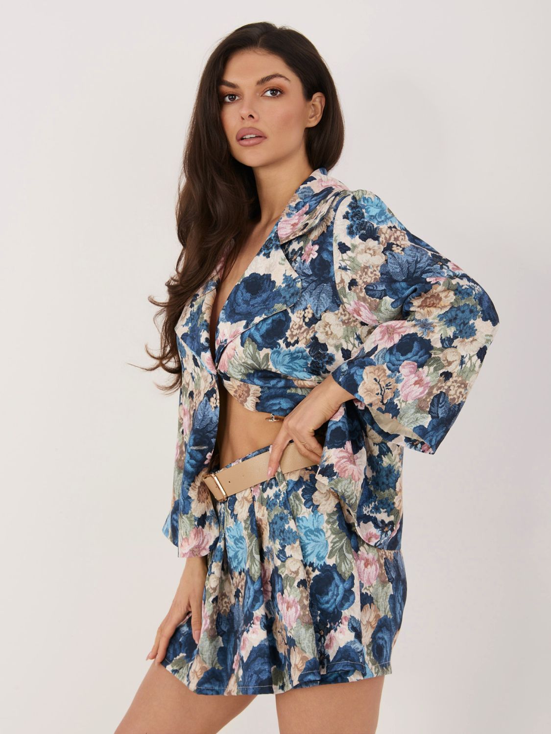 Ciemnoniebieskie szorty w kwiaty z szeroką nogawką i paskiem