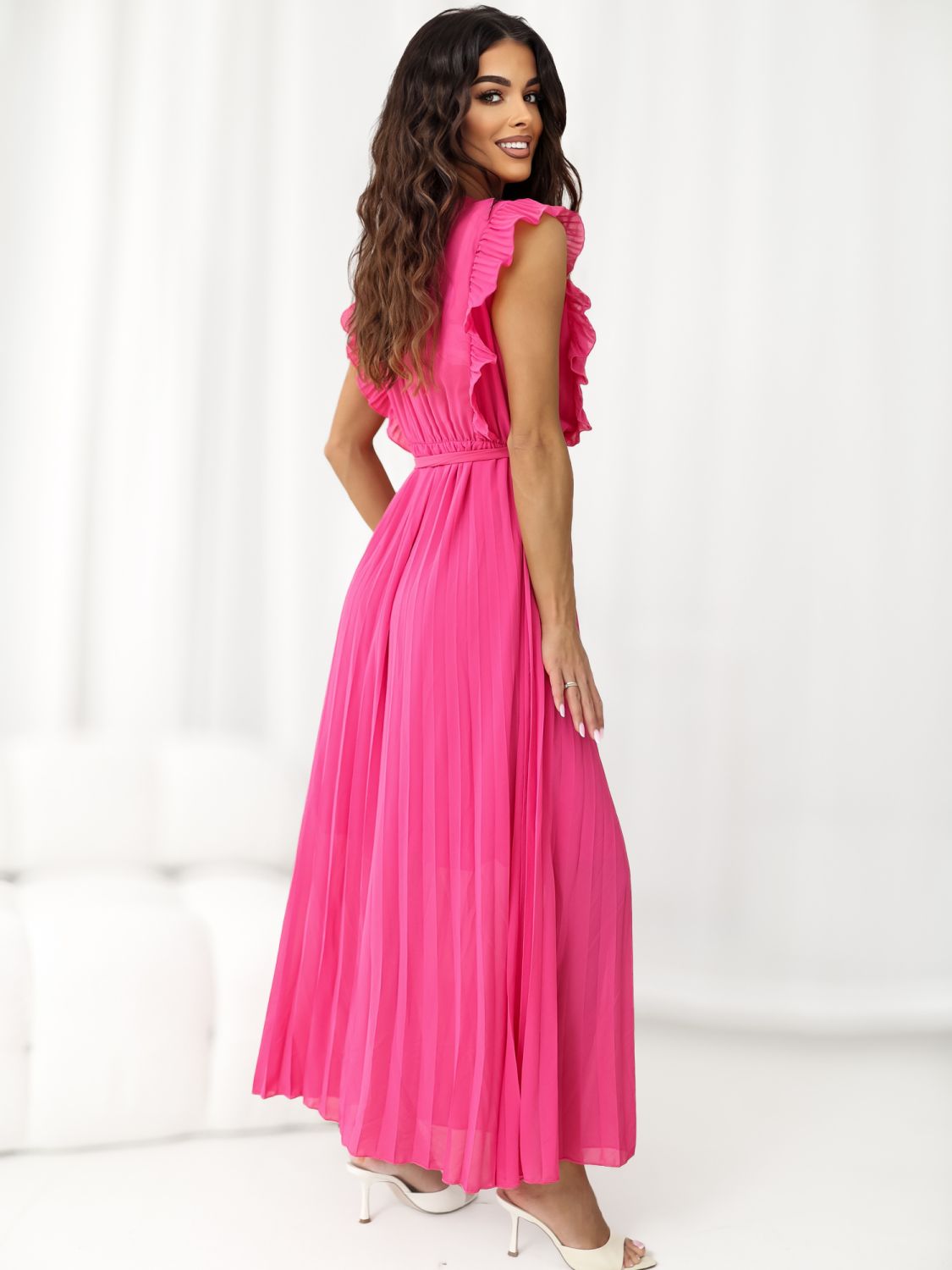 Rozkloszowana sukienka midi z paskiem w ciemnoróżowym kolorze