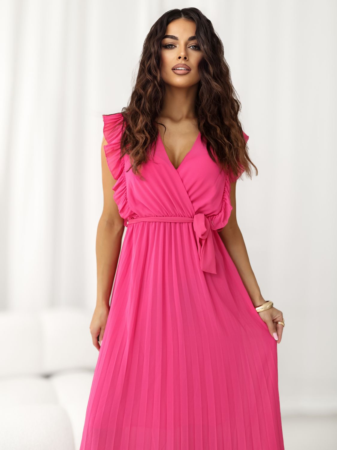 Rozkloszowana sukienka midi z paskiem w ciemnoróżowym kolorze