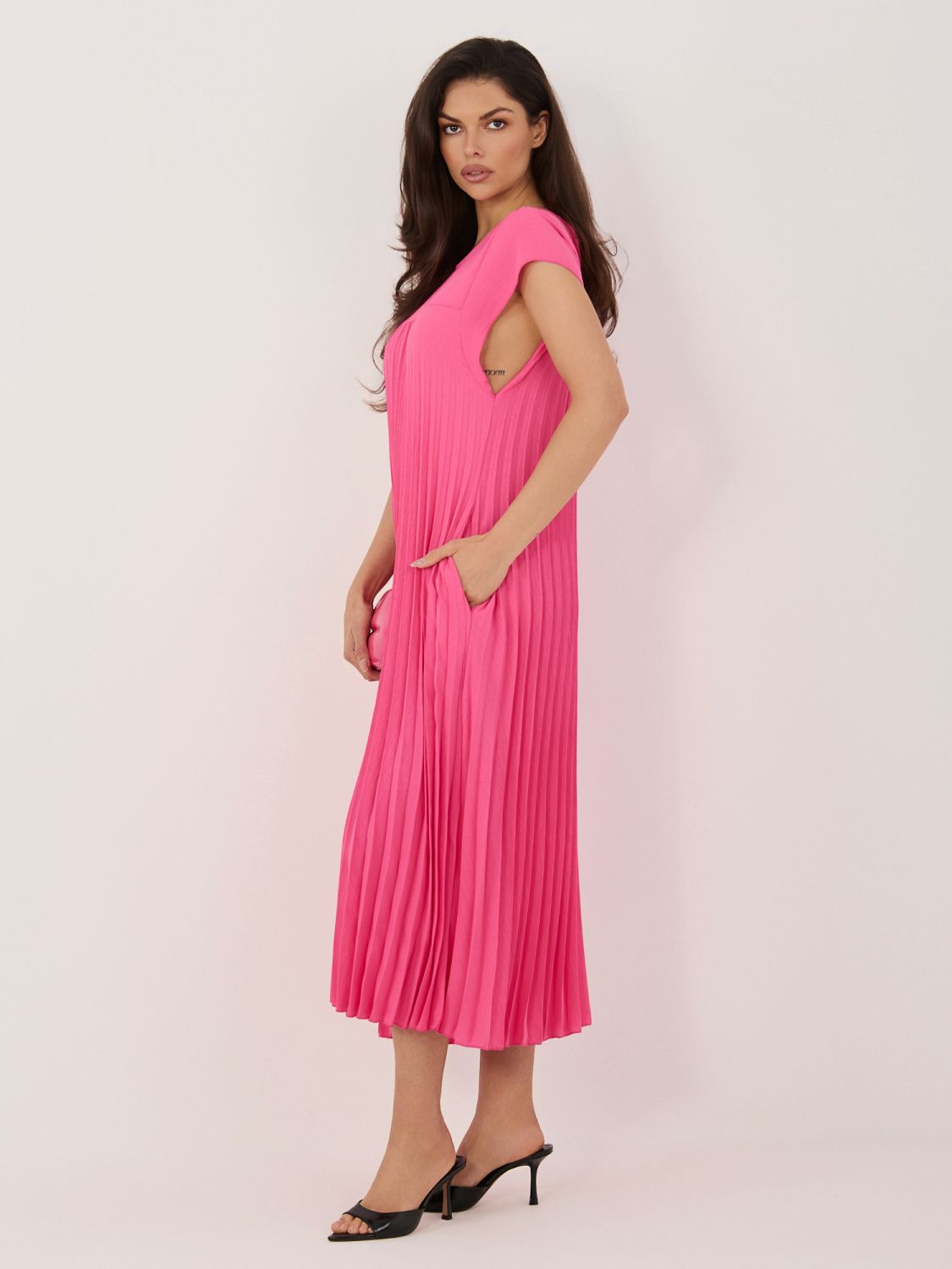 Elegancka różowa sukienka midi z kieszeniami