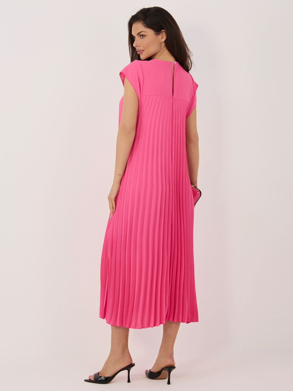 Elegancka różowa sukienka midi z kieszeniami