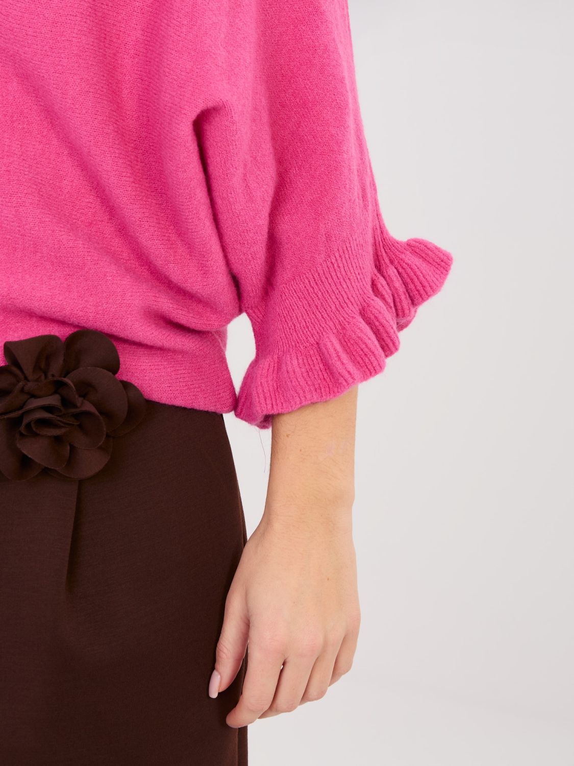 Różowy sweter z rękawem 3/4 i falbaną
