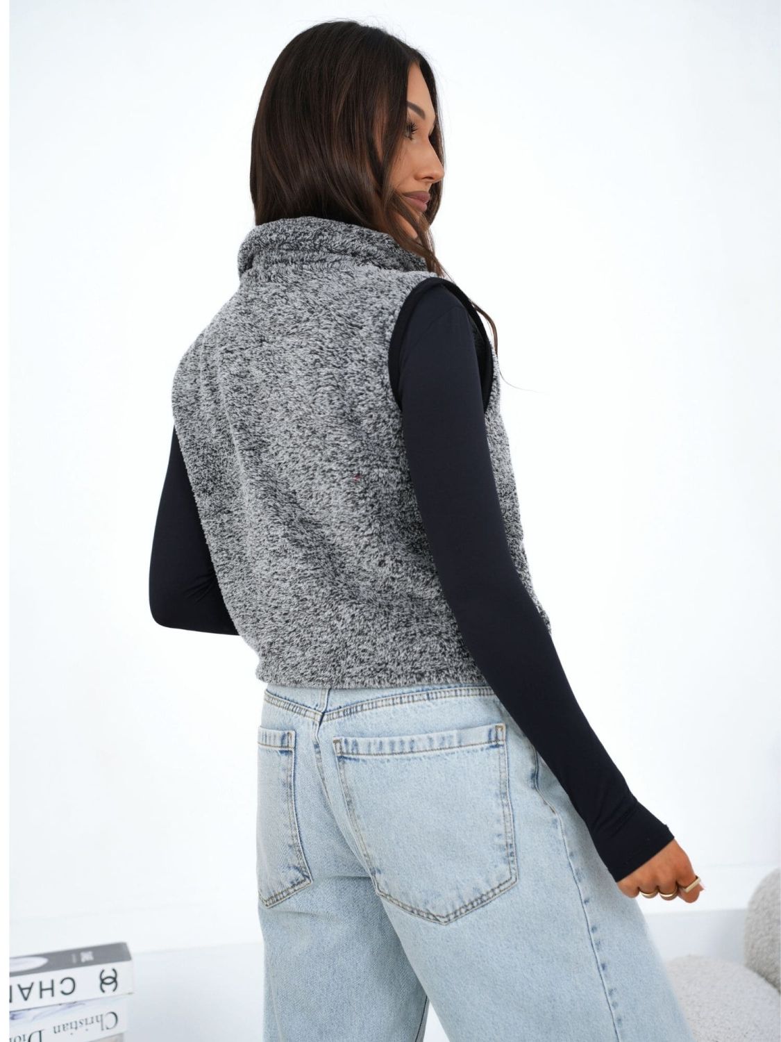 Damska ciemnoszara kamizelka futrzana