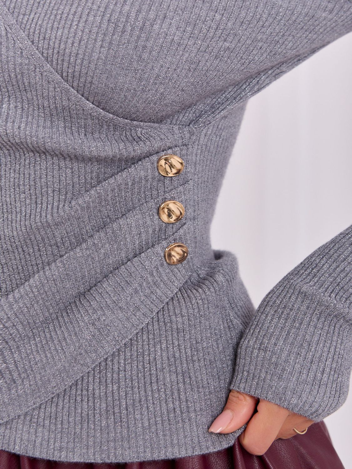 Elegancki szary sweter z kopertowym dekoltem