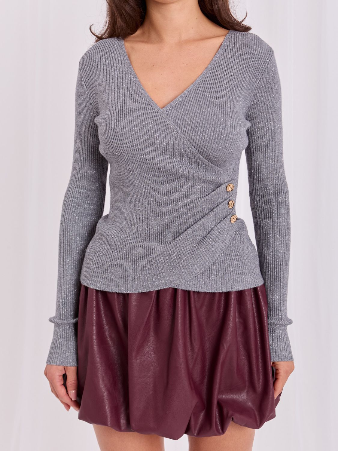 Elegancki szary sweter z kopertowym dekoltem