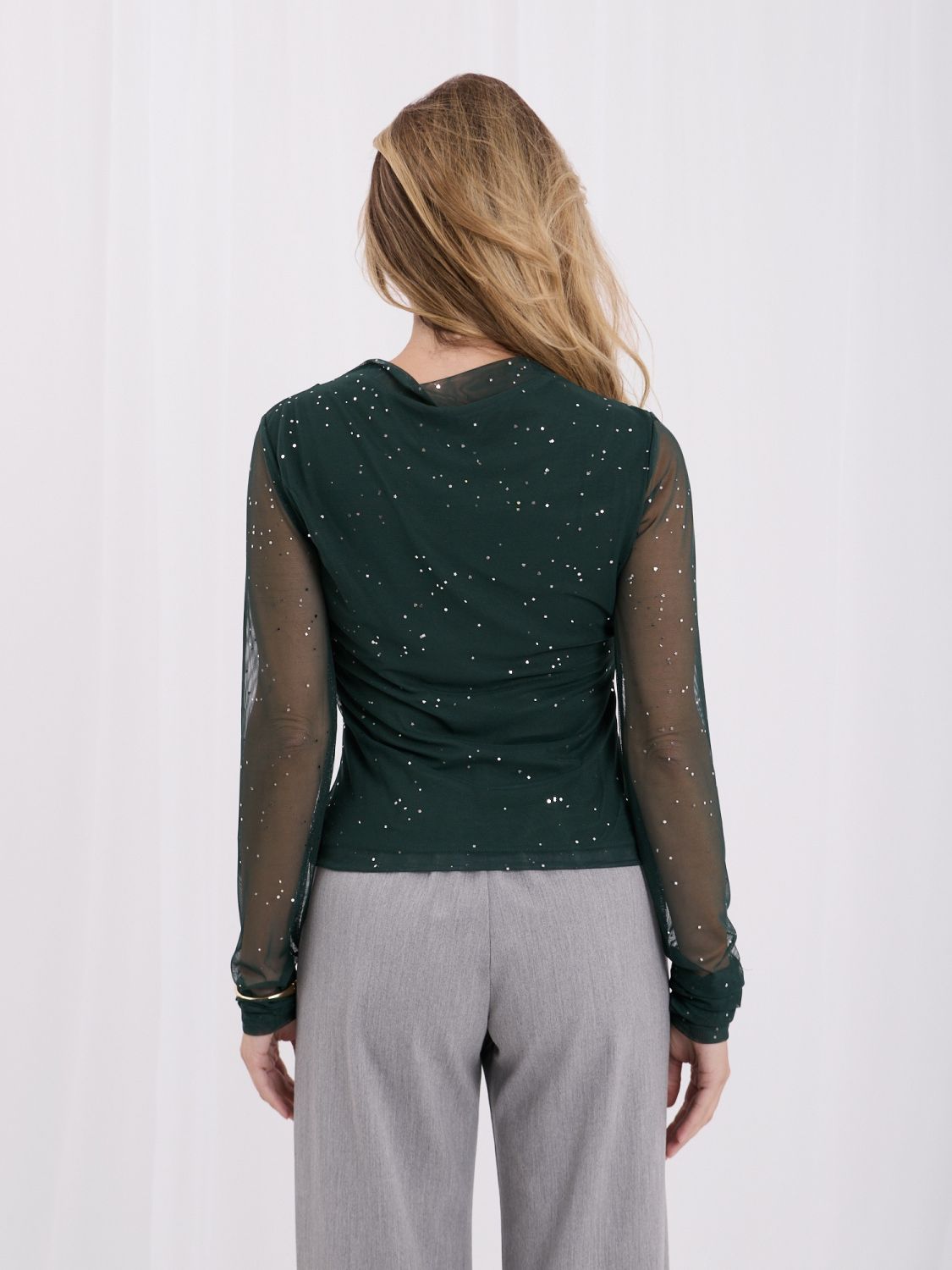 Elegancka zielona bluzka ze stójką i cekinową aplikacją
