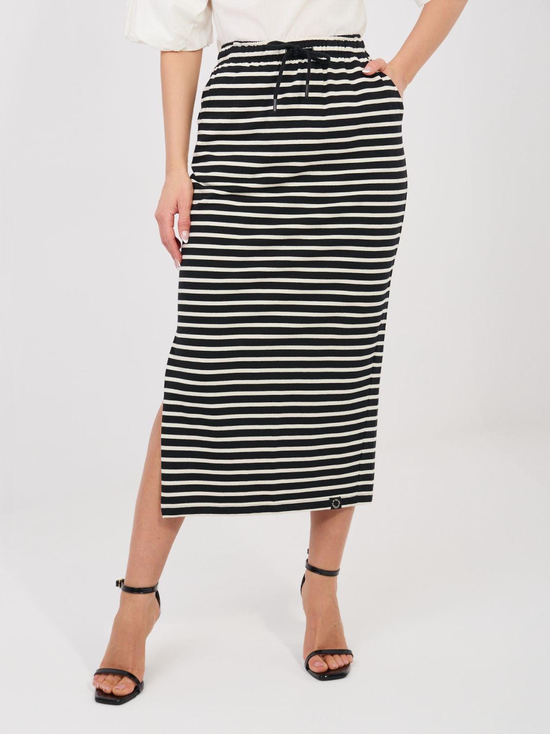 Czarna spódnica midi w paski z kieszeniami