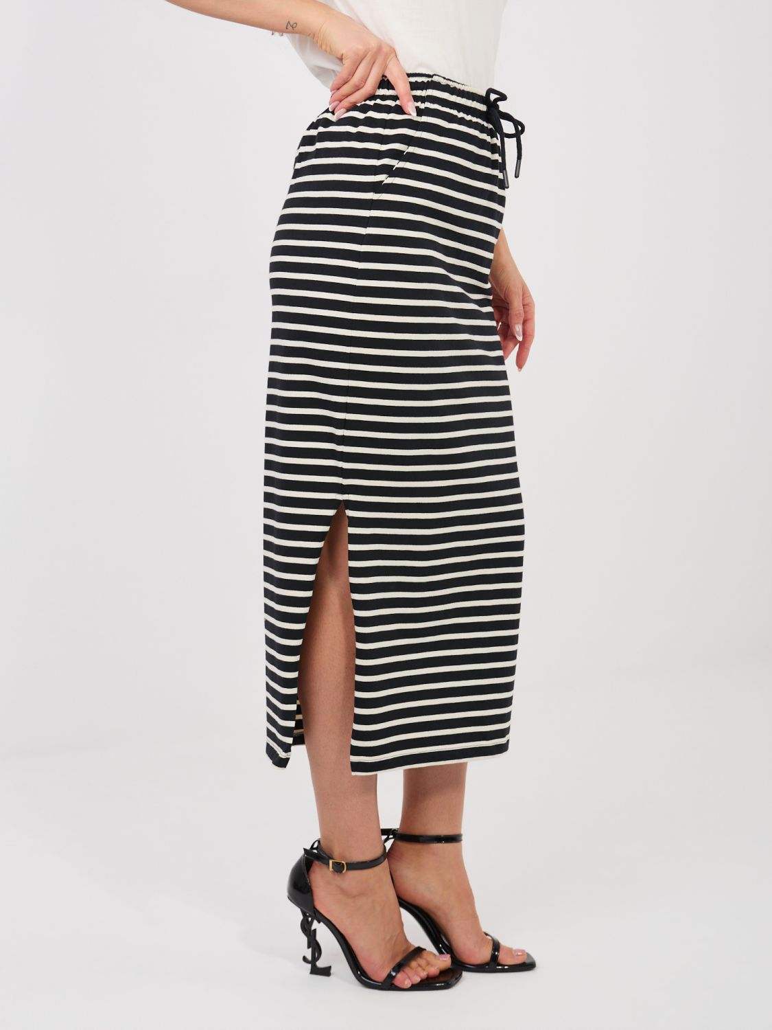 Czarna spódnica midi w paski z kieszeniami