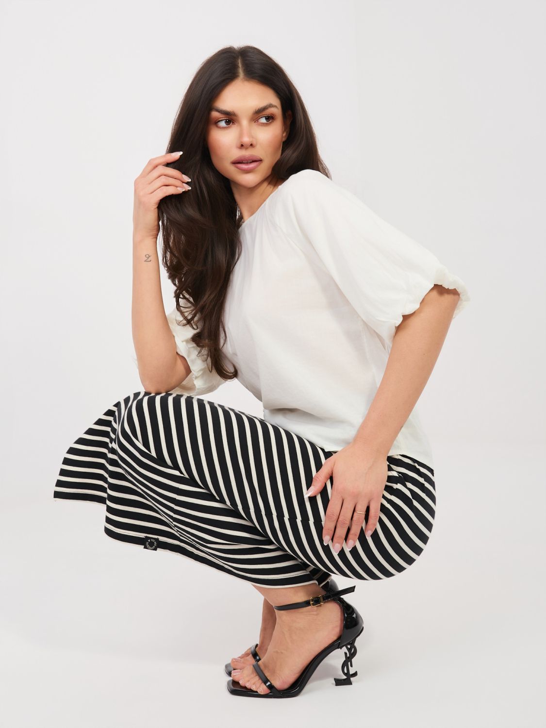 Czarna spódnica midi w paski z kieszeniami