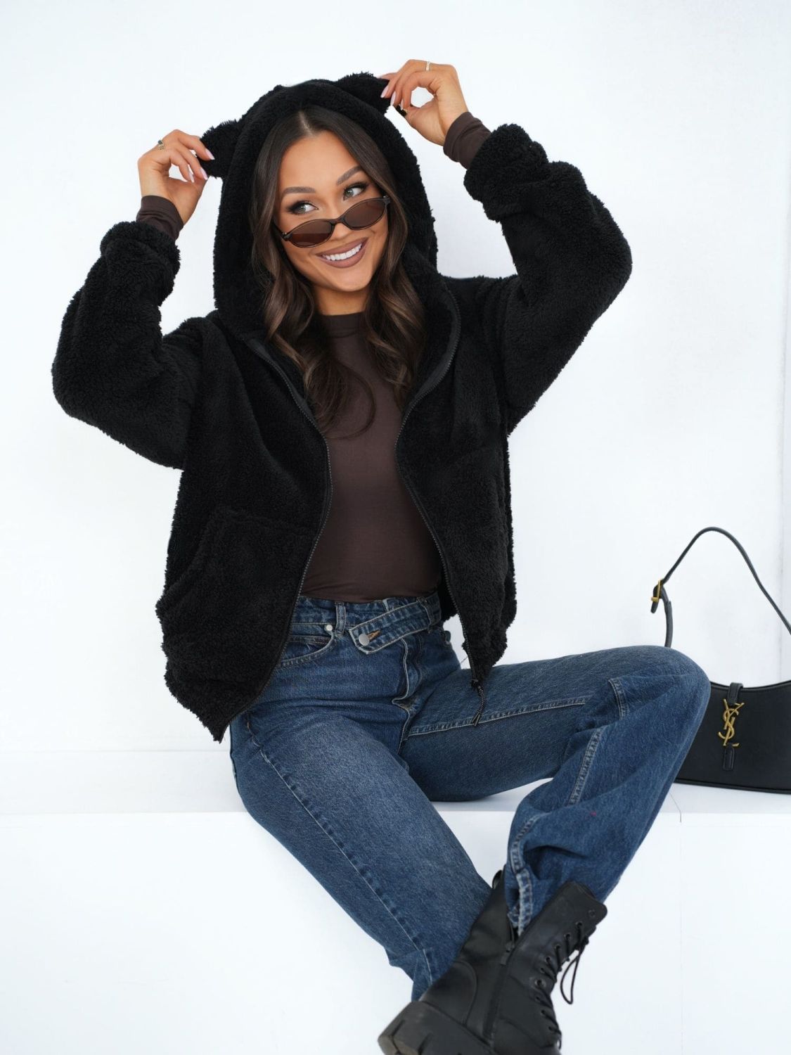 Czarna bluza z kapturem i suwakiem