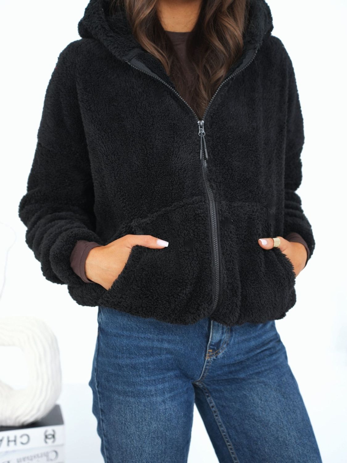 Czarna bluza z kapturem i suwakiem