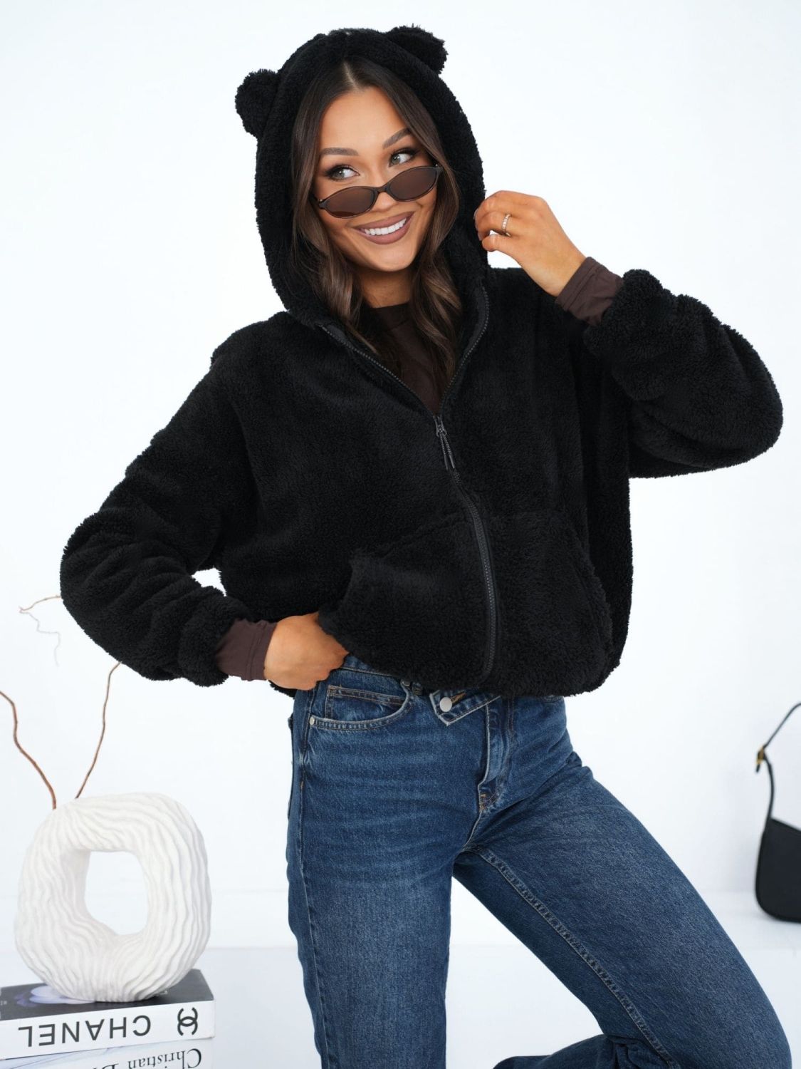 Czarna bluza z kapturem i suwakiem