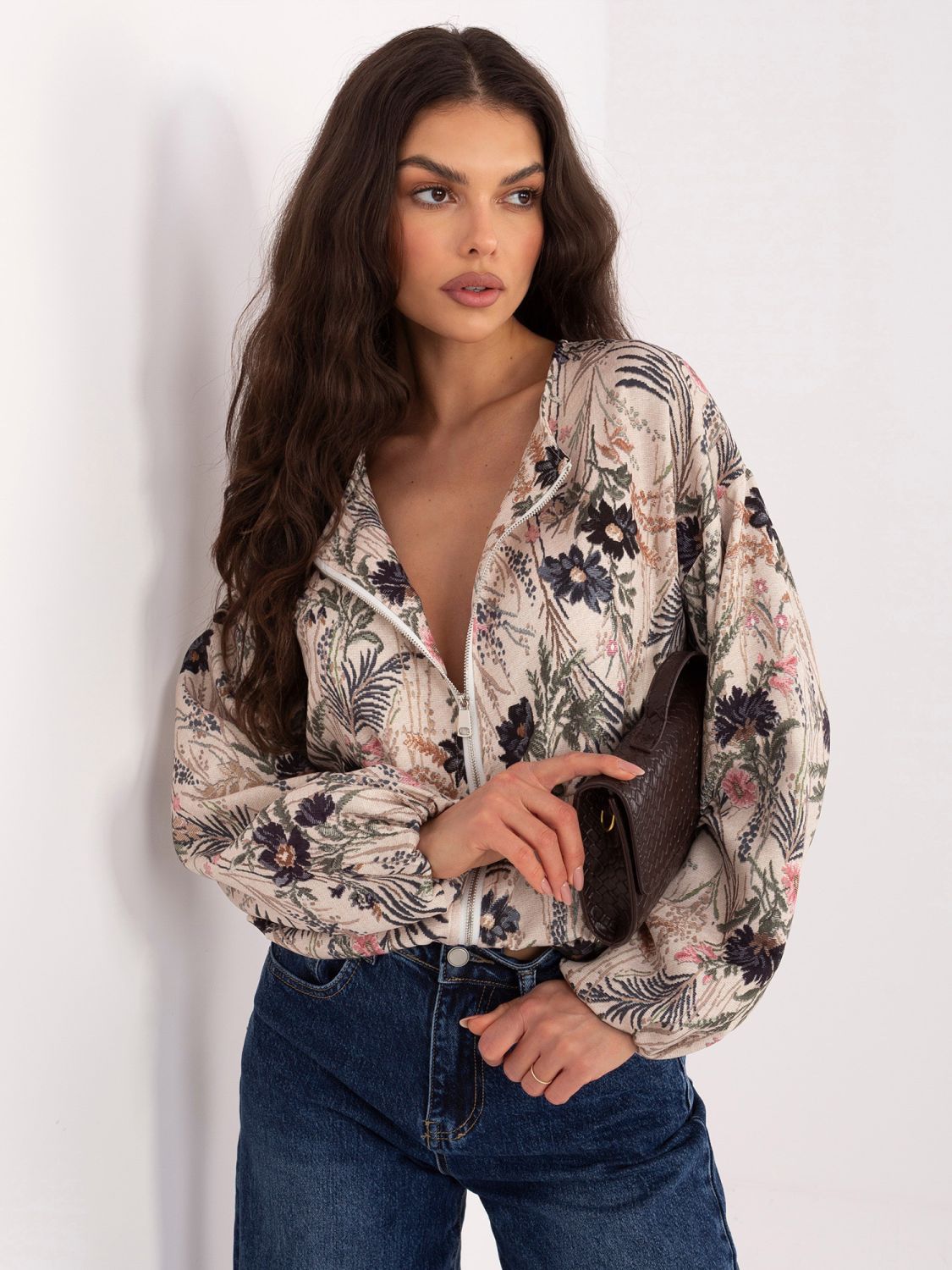 Czarna bomberka w kwiaty z bufiastymi rękawami