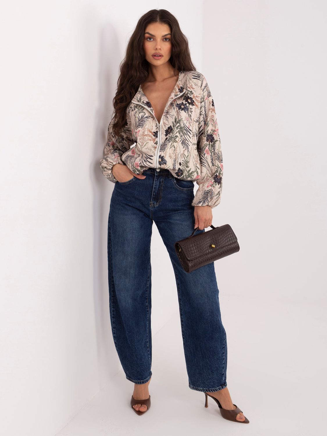 Czarna bomberka w kwiaty z bufiastymi rękawami