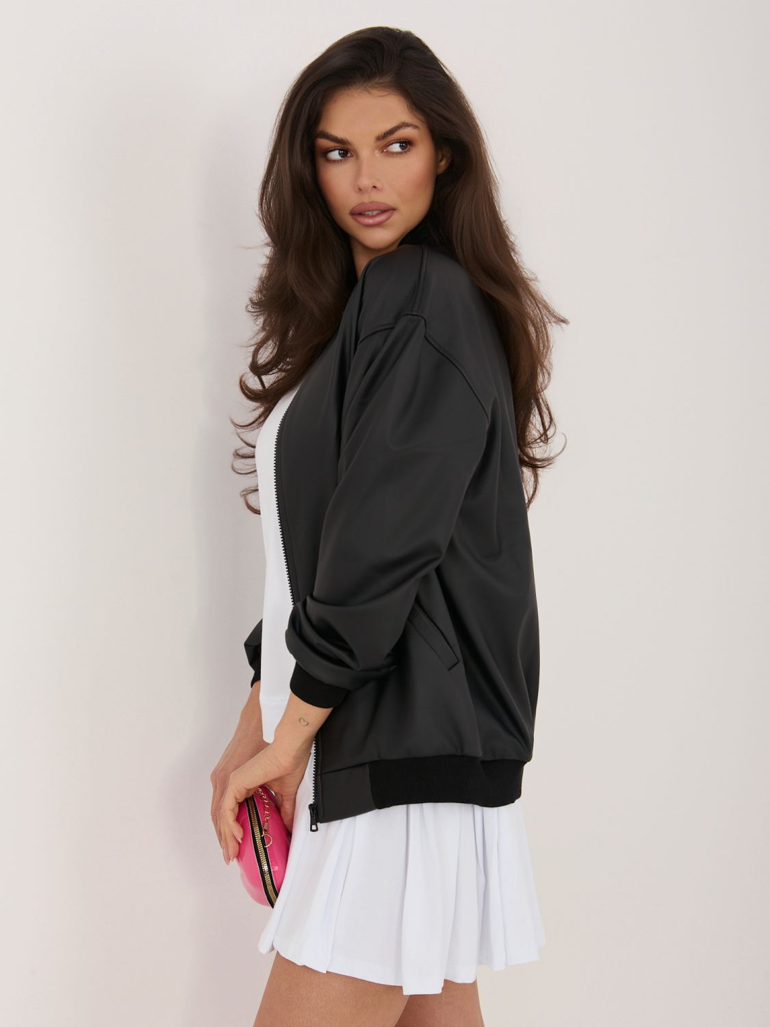 Czarna przejściowa kurtka z ekoskóry ze stójką