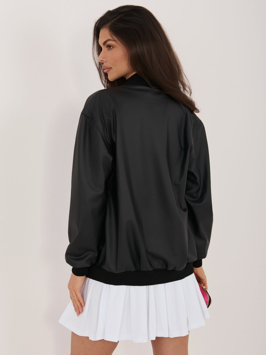 Czarna przejściowa kurtka z ekoskóry ze stójką