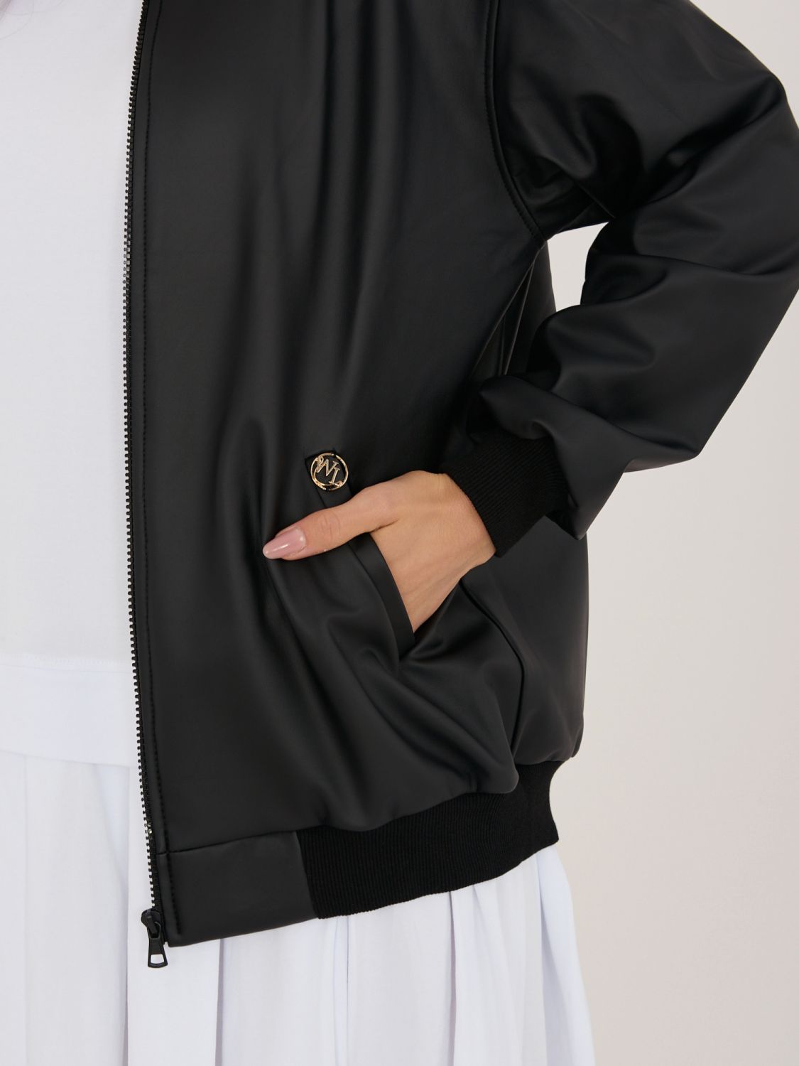 Czarna przejściowa kurtka z ekoskóry ze stójką