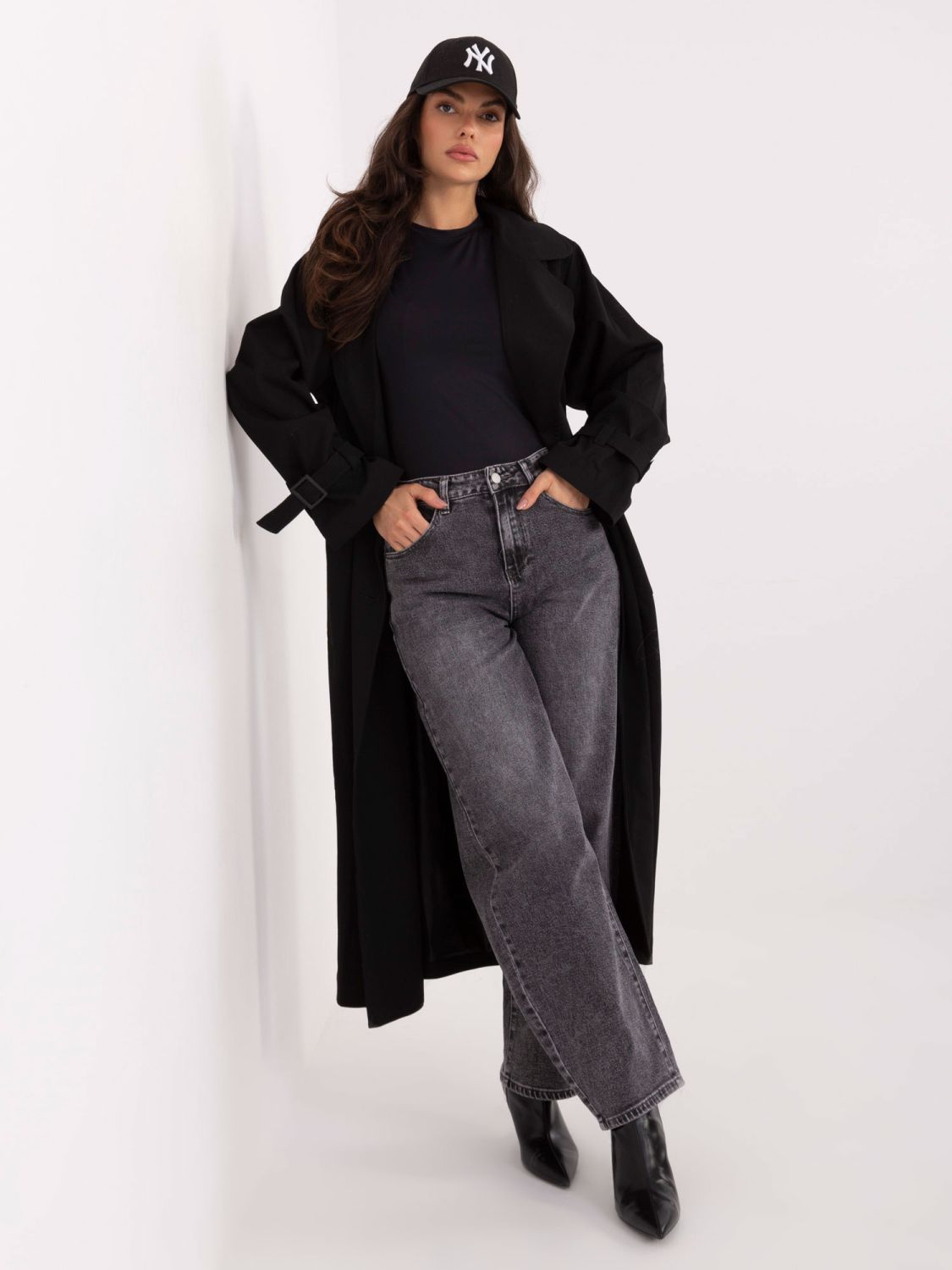 Czarna gładka bluzka z krótkim rękawem