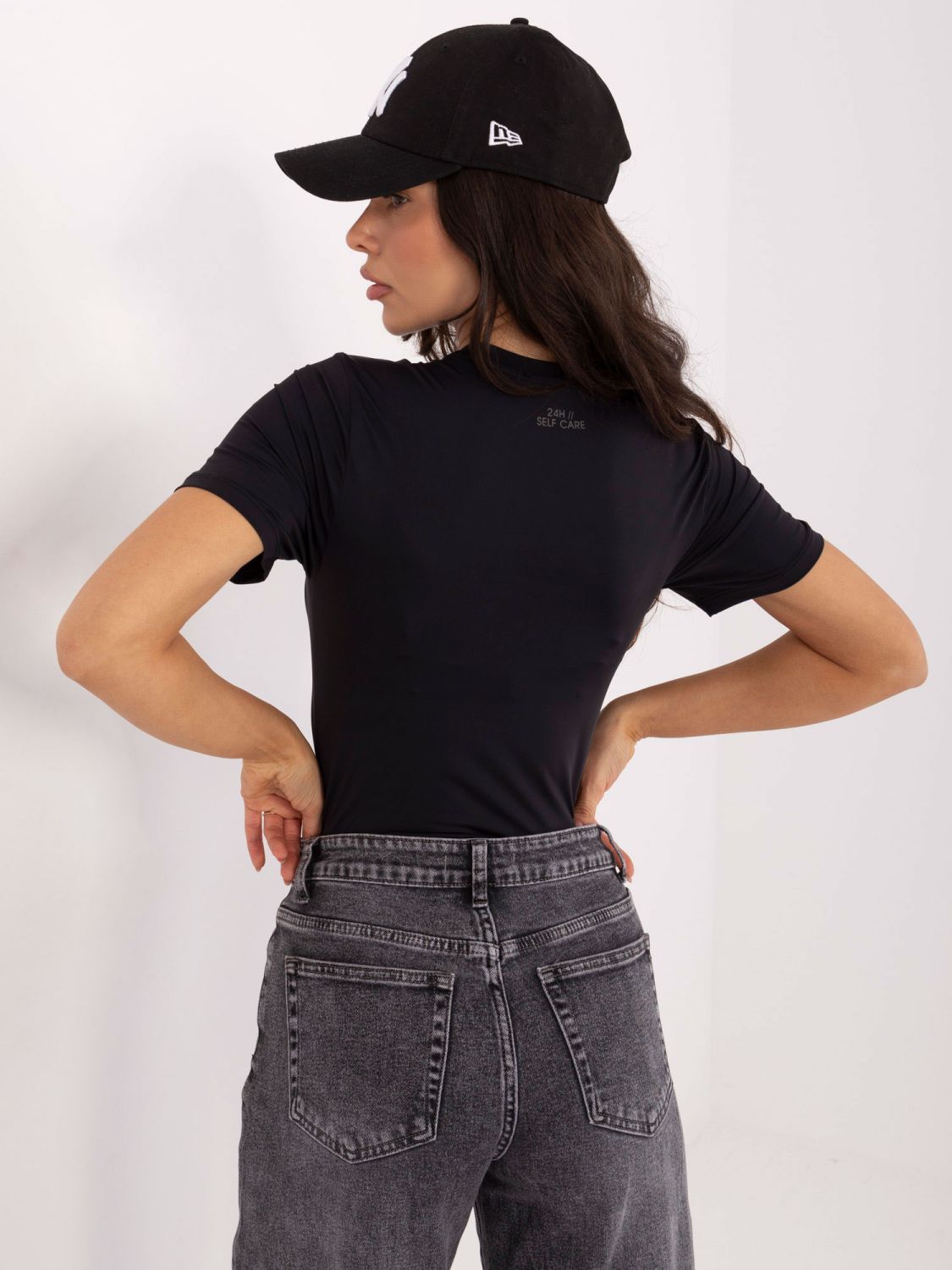 Czarna gładka bluzka z krótkim rękawem