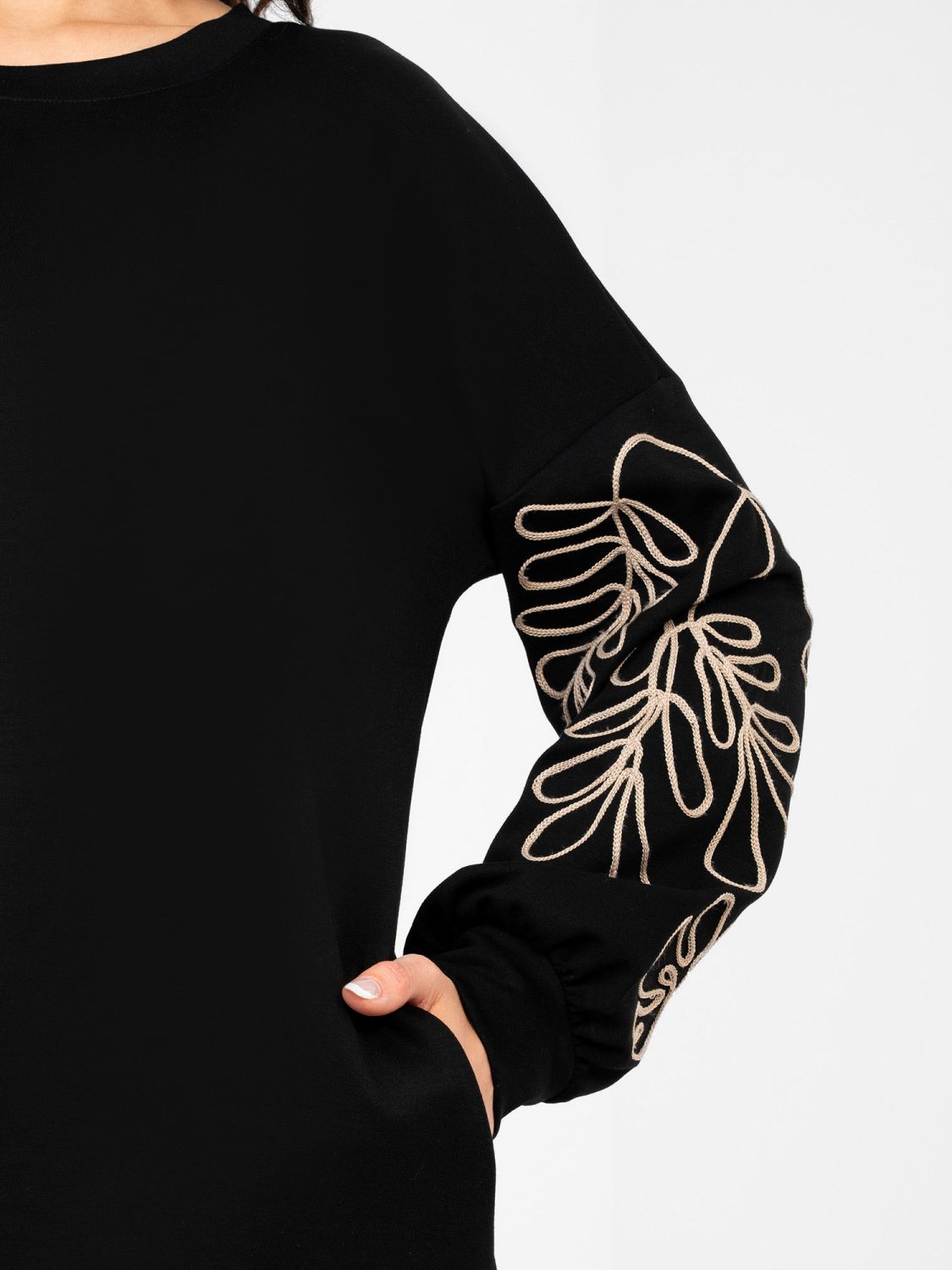 Czarna mini sukienka z haftem i bufiastymi rękawami