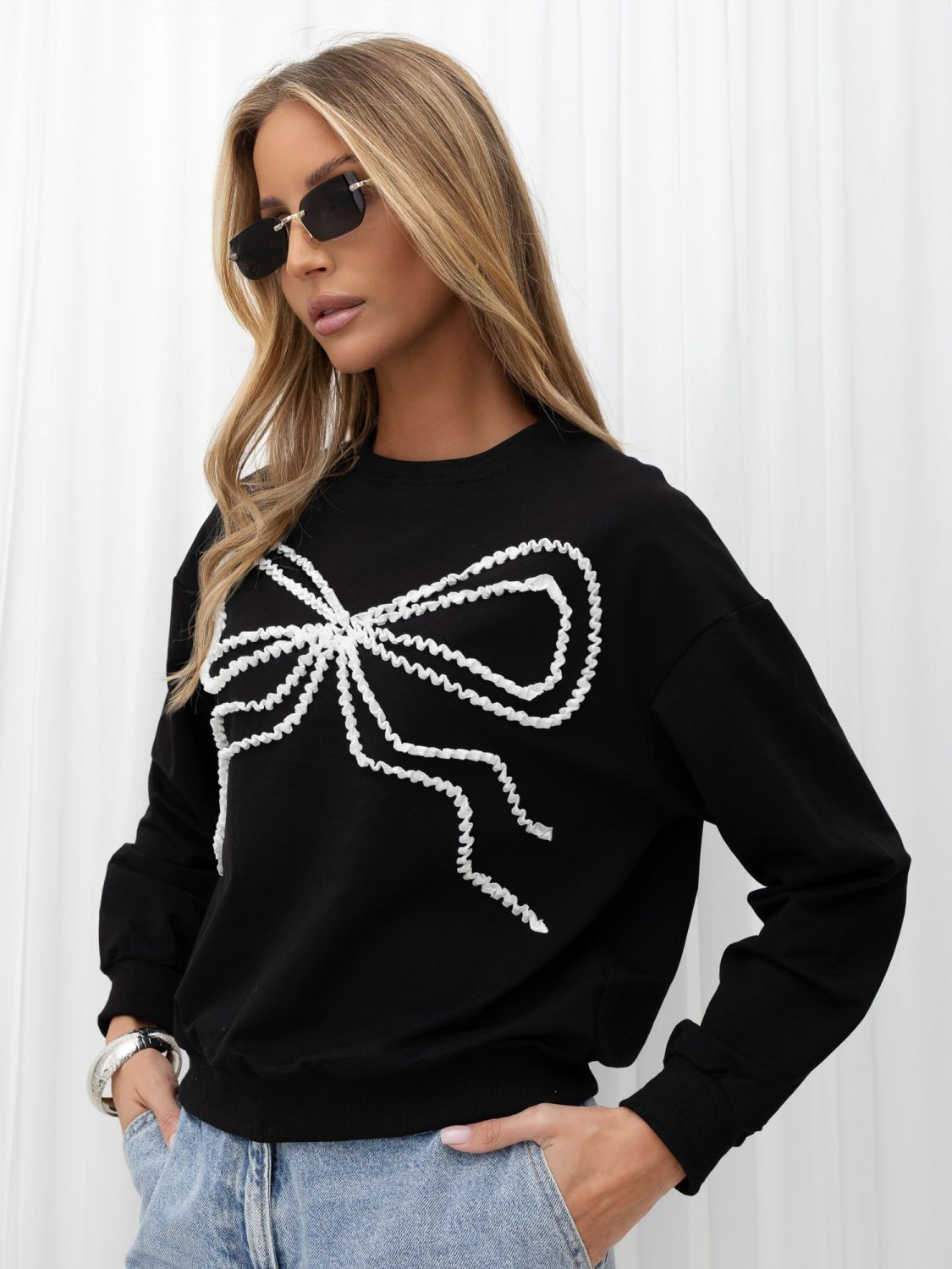 Elegancka czarna bluza z aplikacją
