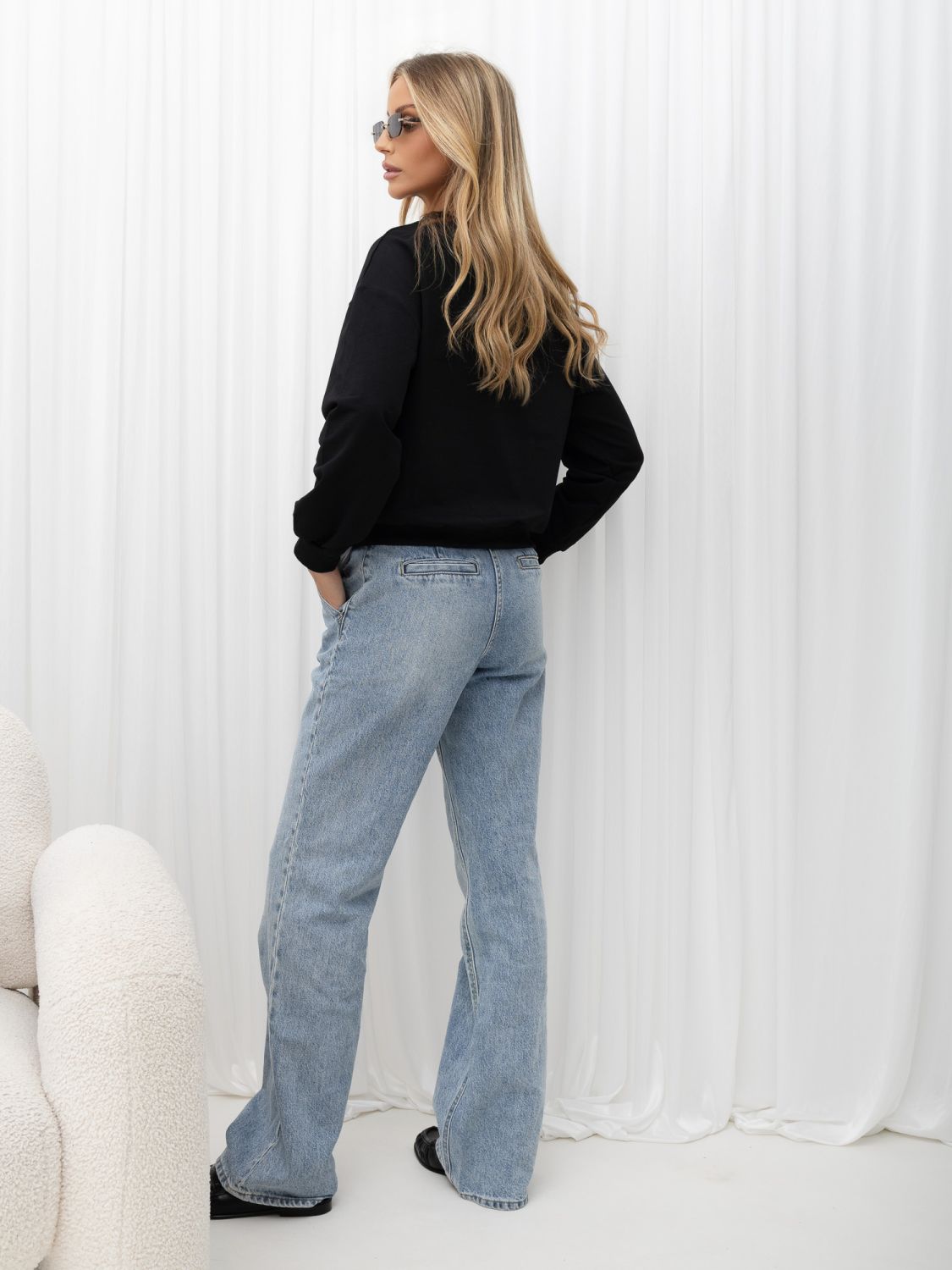 Elegancka czarna bluza z aplikacją