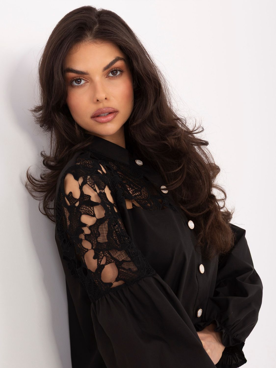 Czarna koszula bawełniana z koronką i stójką