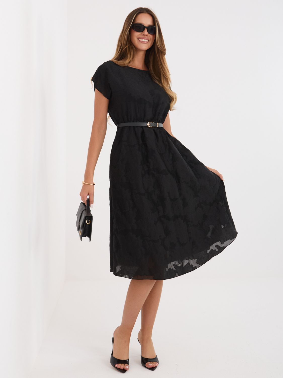 Czarna rozkloszowana sukienka midi z paskiem