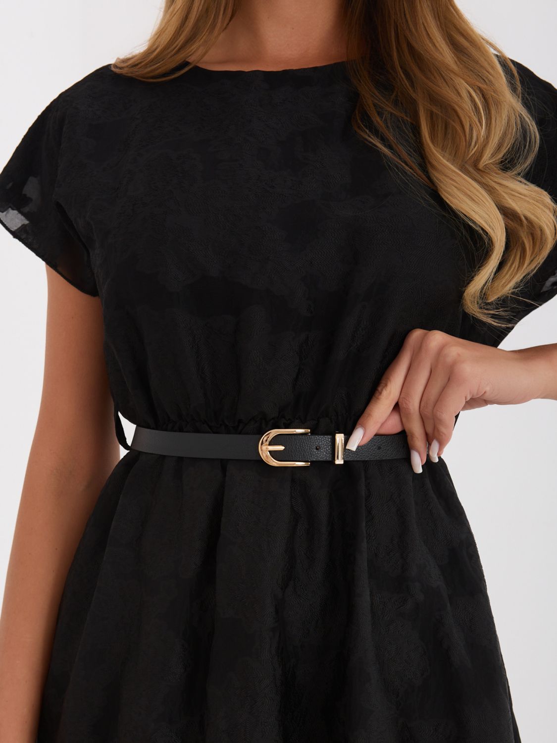 Czarna rozkloszowana sukienka midi z paskiem