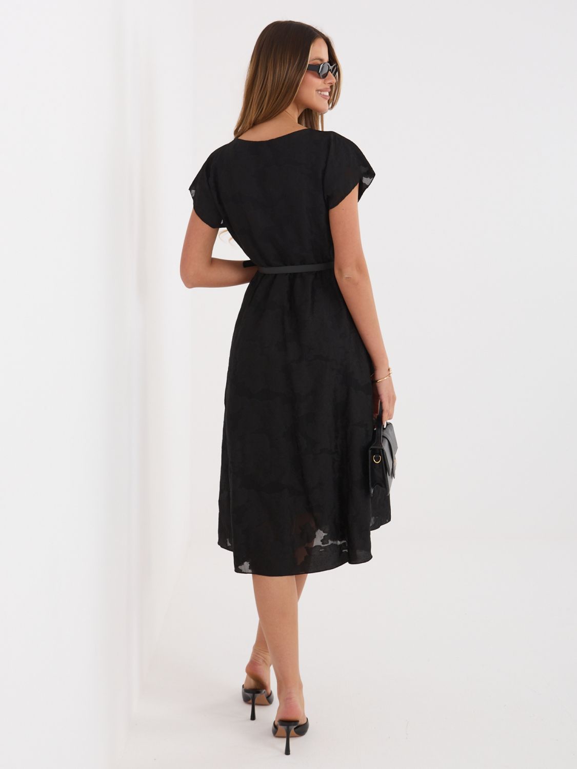 Czarna rozkloszowana sukienka midi z paskiem
