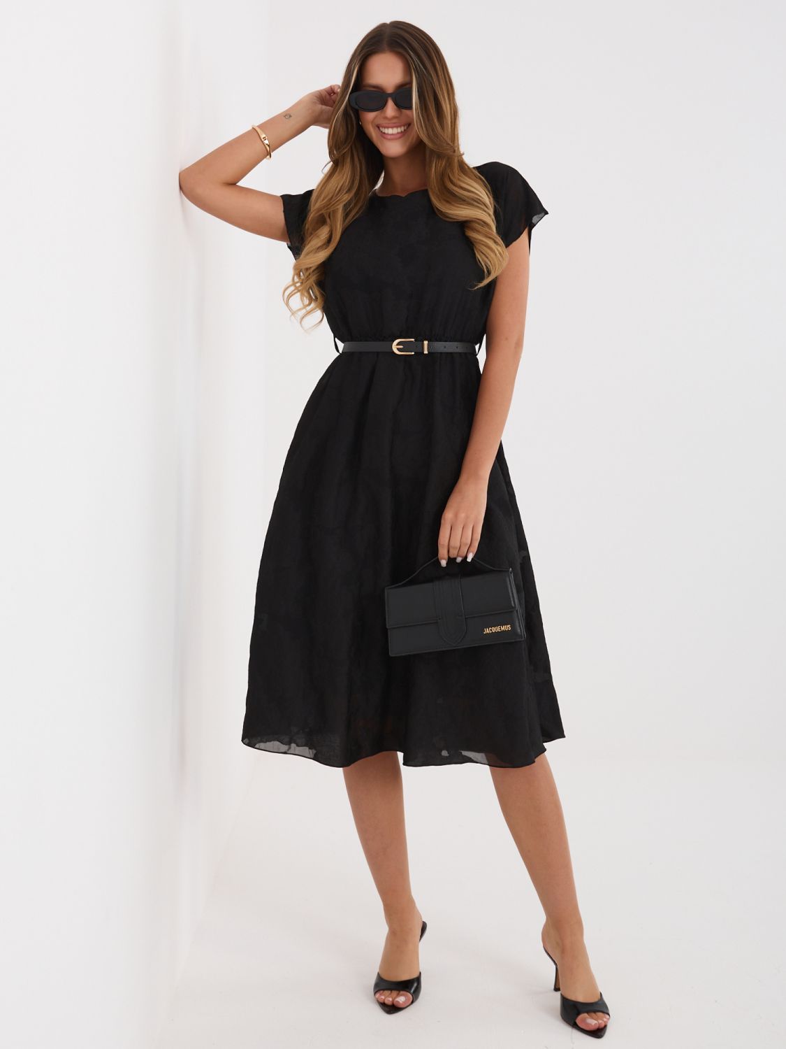 Czarna rozkloszowana sukienka midi z paskiem