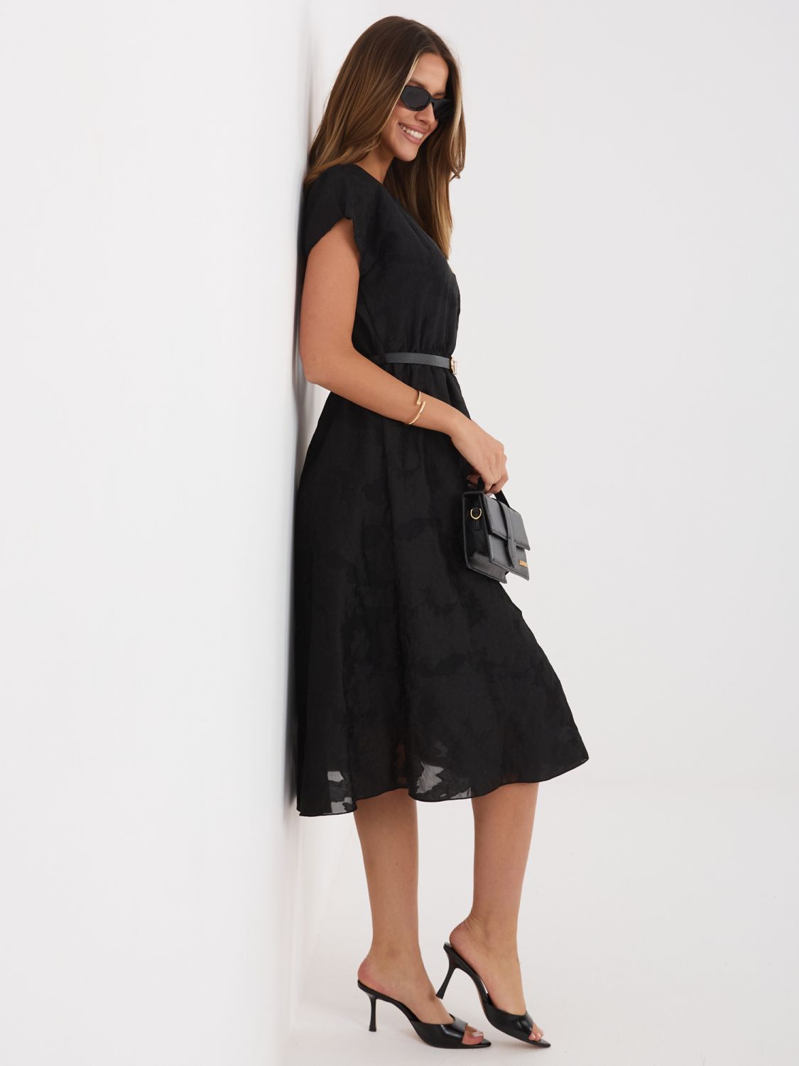Czarna rozkloszowana sukienka midi z paskiem