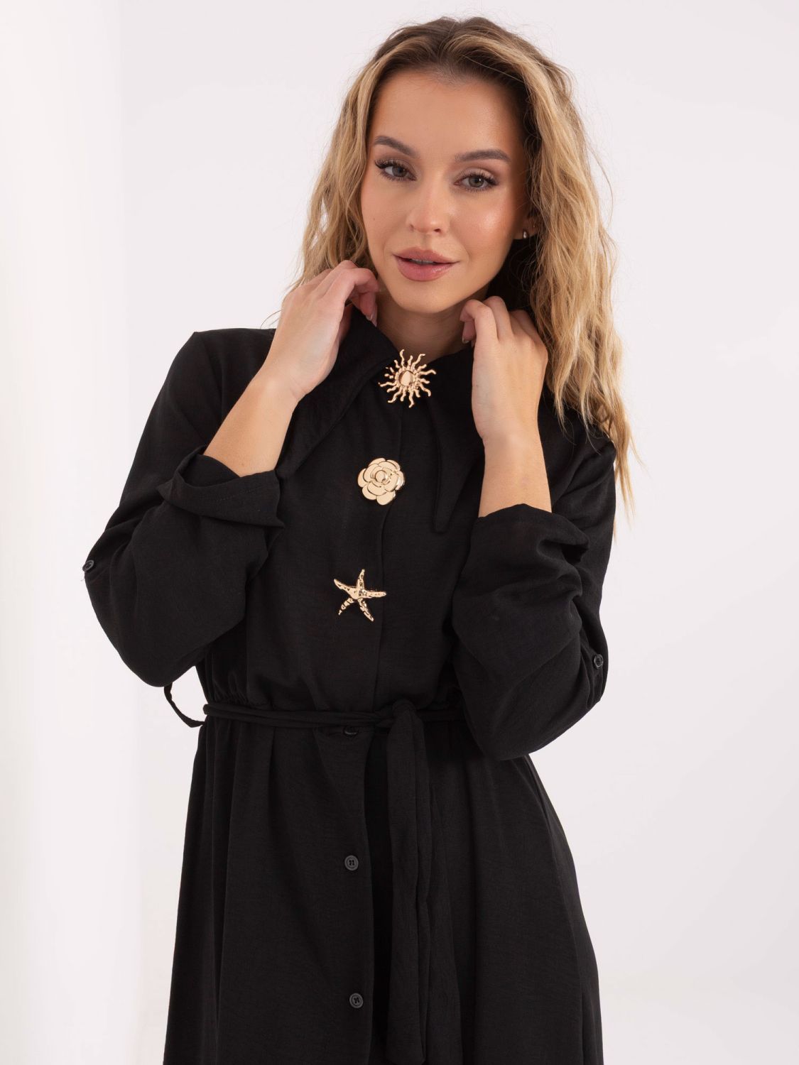 Czarna rozkloszowana sukienka midi z paskiem i broszką