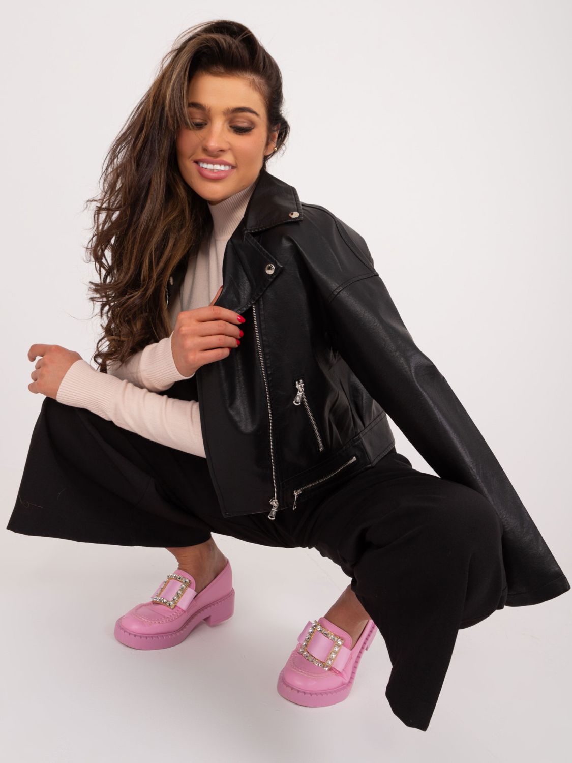 Stylowa czarna kurtka z ekoskóry