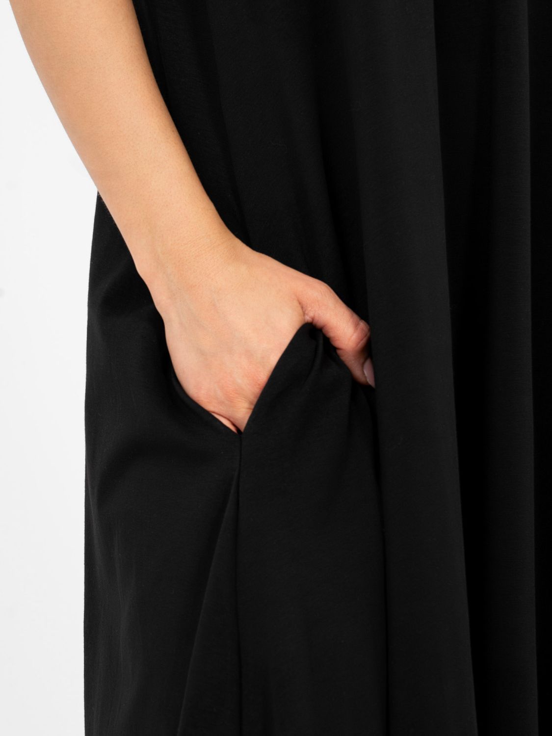 Czarna maxi sukienka letnia z dekoltem V i kieszeniami