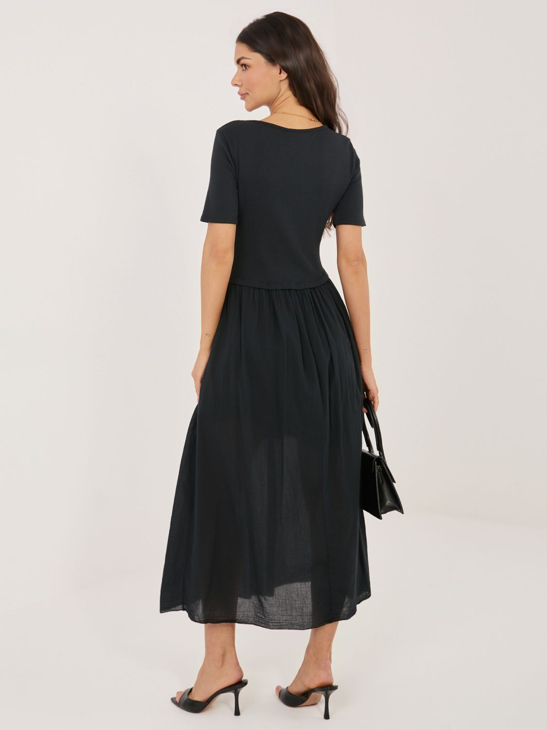 Czarna rozkloszowana sukienka midi z podszewką