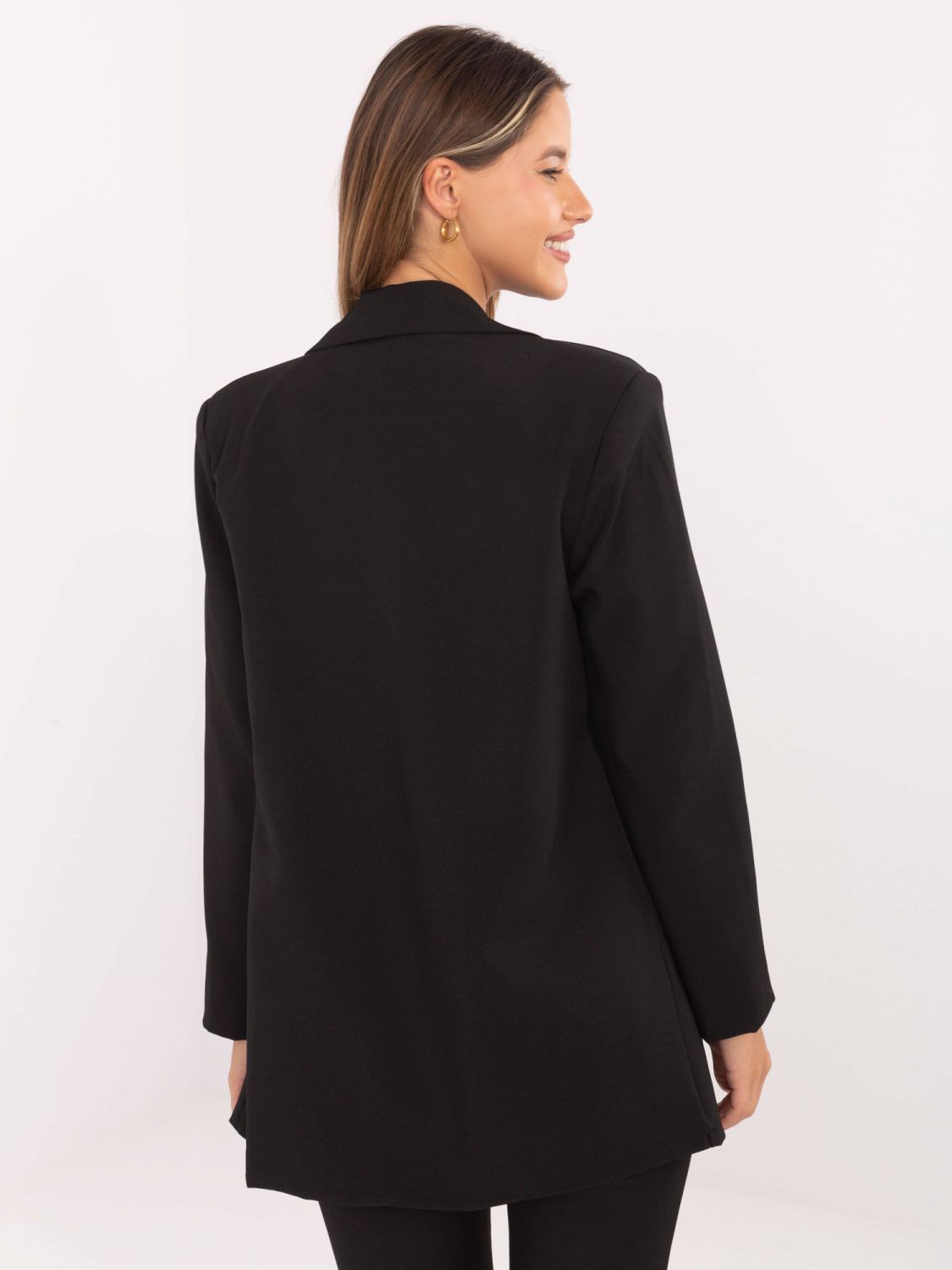 Elegancka czarna marynarka z podszewką i broszką