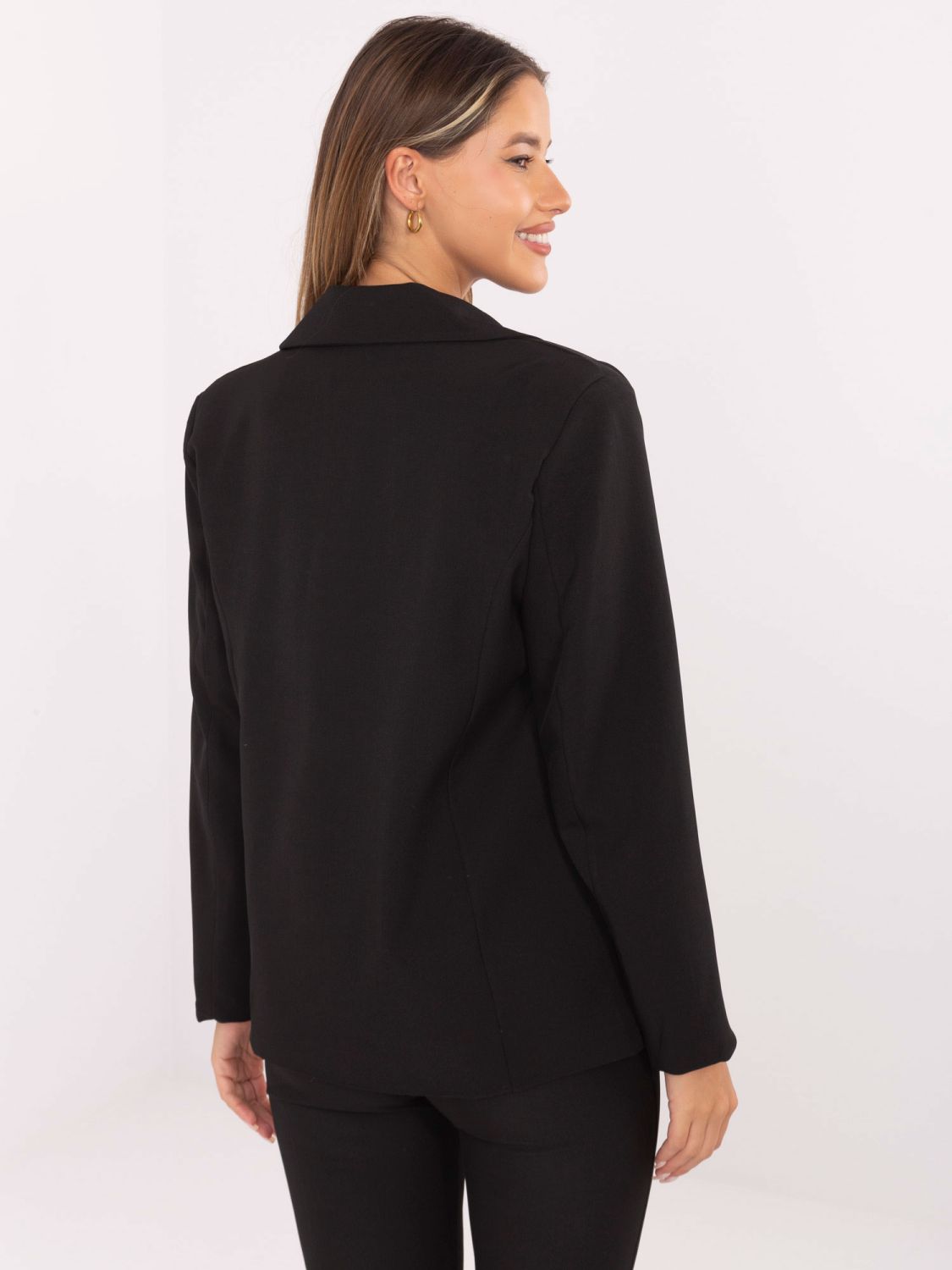 Elegancka czarna marynarka z broszką i podszewką