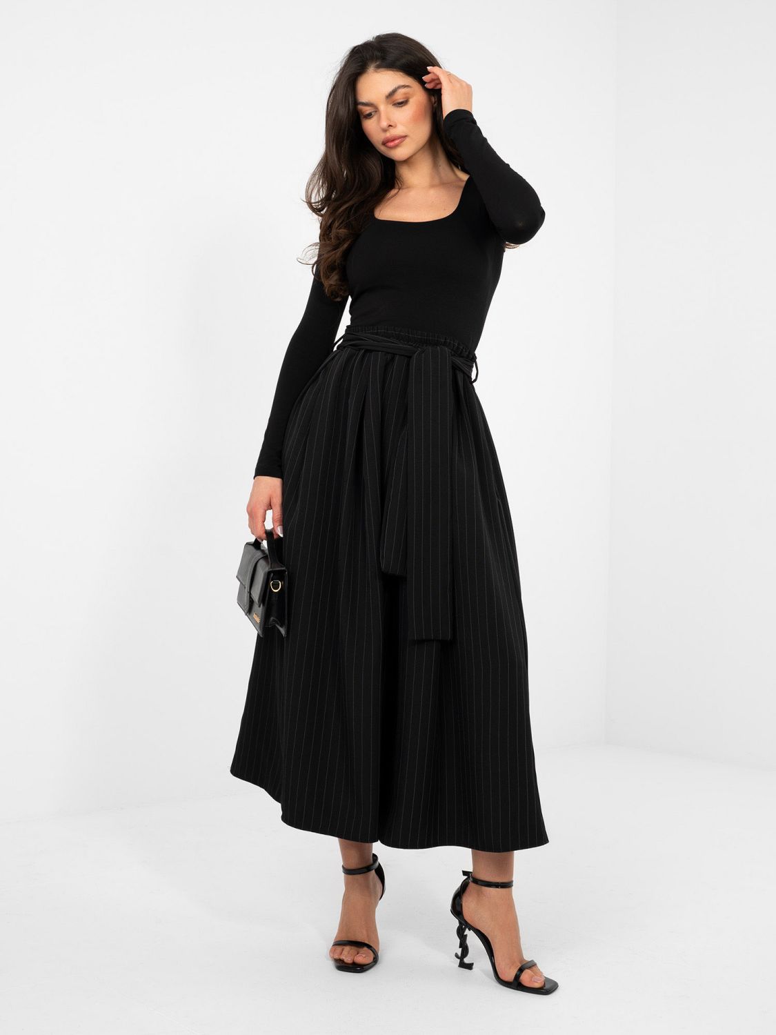 Czarna elegancka spódnica midi w paski z paskiem i kieszeniami