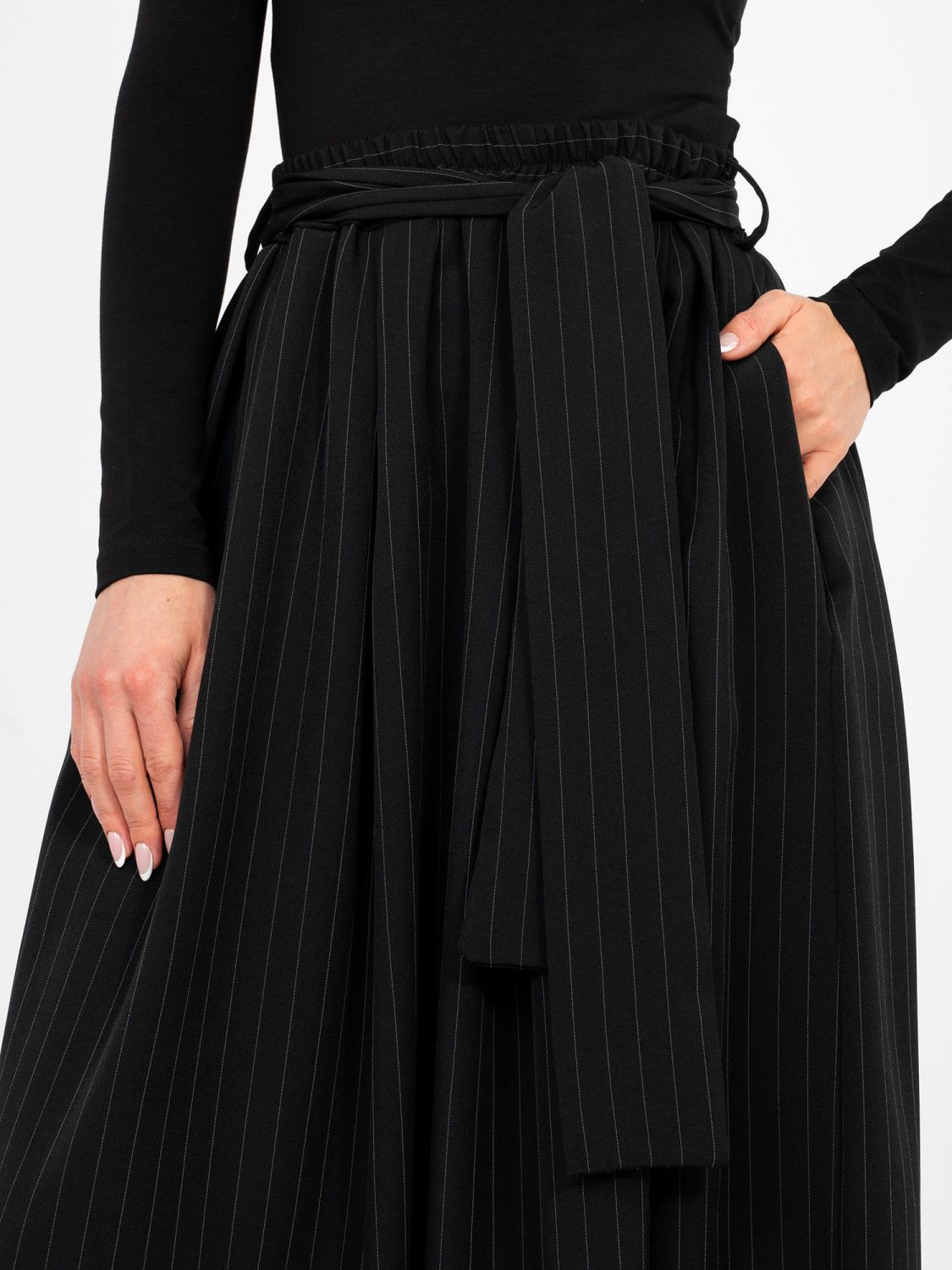 Czarna elegancka spódnica midi w paski z paskiem i kieszeniami