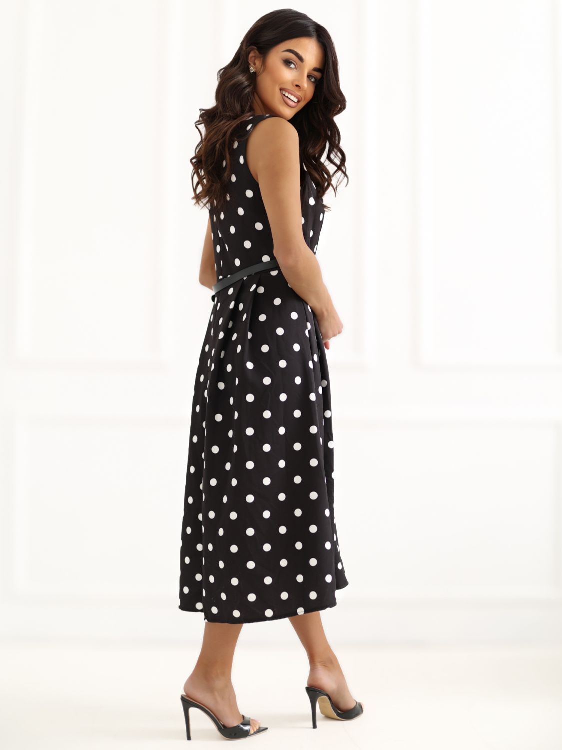 Czarna rozkloszowana sukienka midi w grochy z paskiem