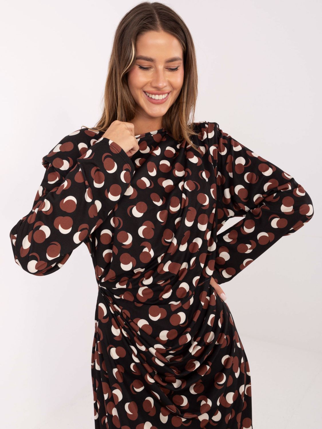 Czarna midi sukienka z geometrycznym wzorem i marszczeniem