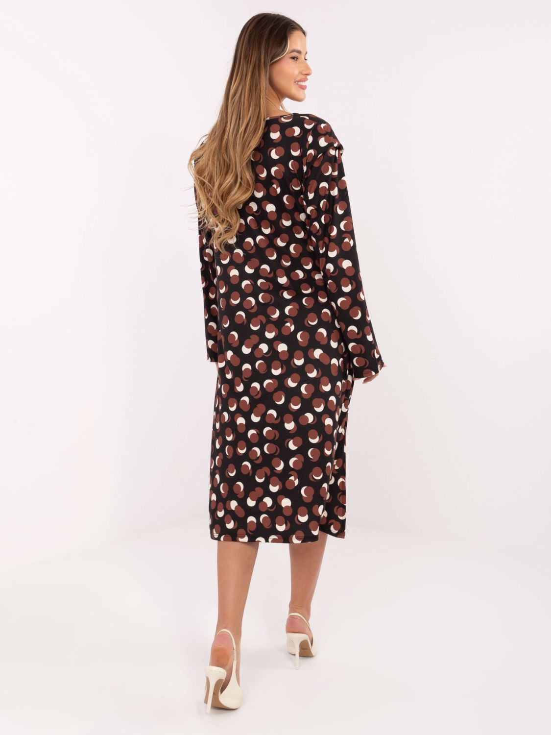 Czarna midi sukienka z geometrycznym wzorem i marszczeniem