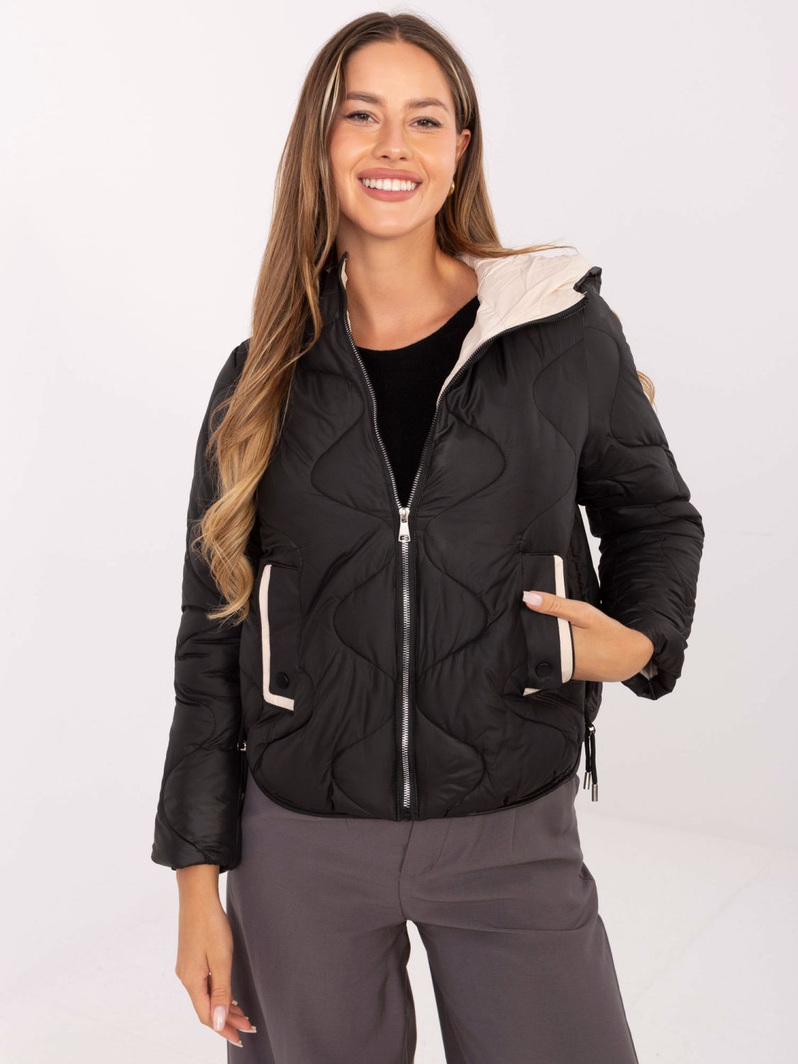 Stylowa czarna kurtka przejściowa