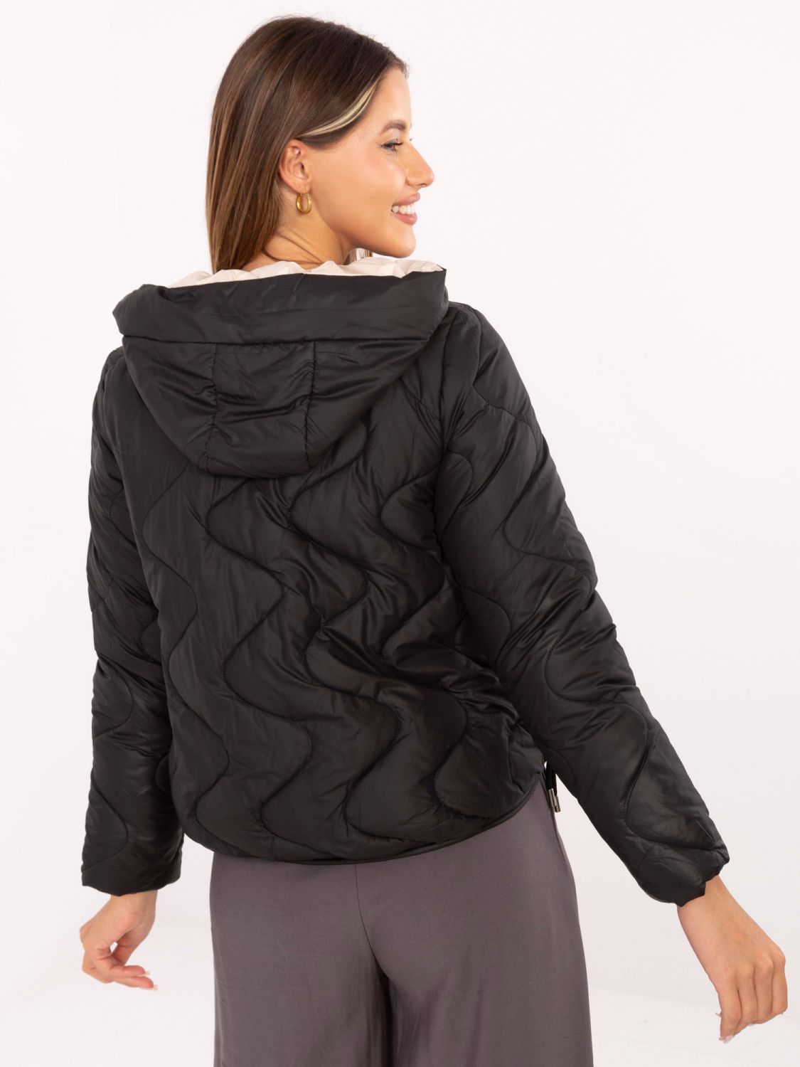 Stylowa czarna kurtka przejściowa