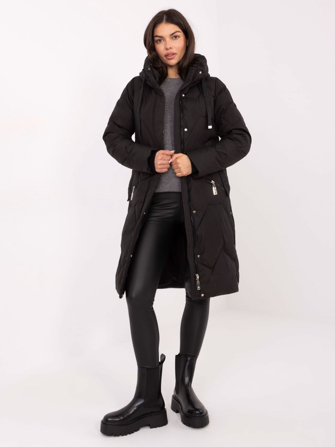 Długi czarny pikowany płaszcz z kapturem